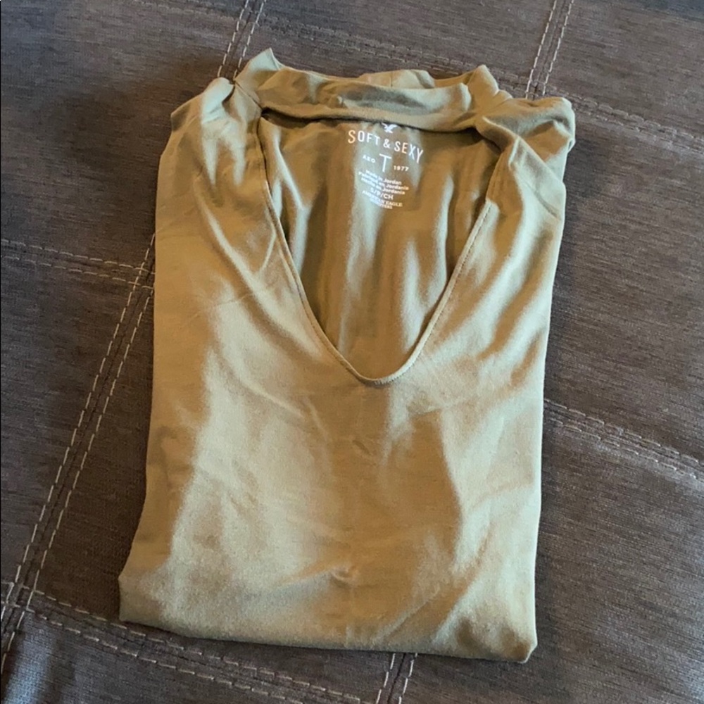 American Eagle green t shirt with choker